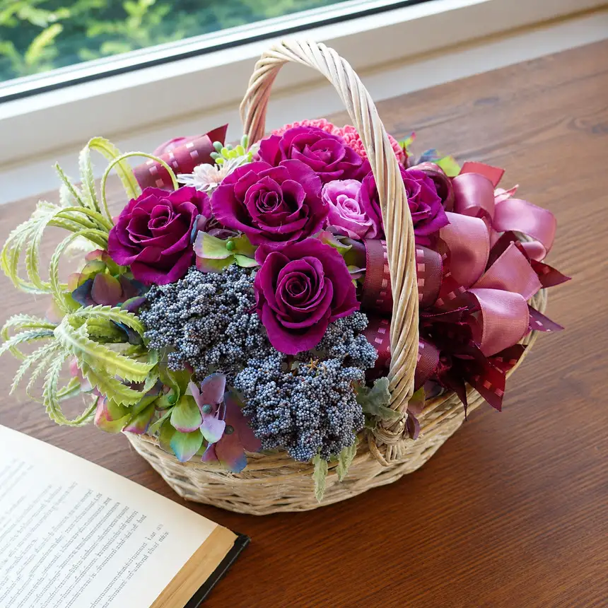 大人のための優雅な贈り物　紫ローズのバスケットアレンジ | Flower Shop 花野果