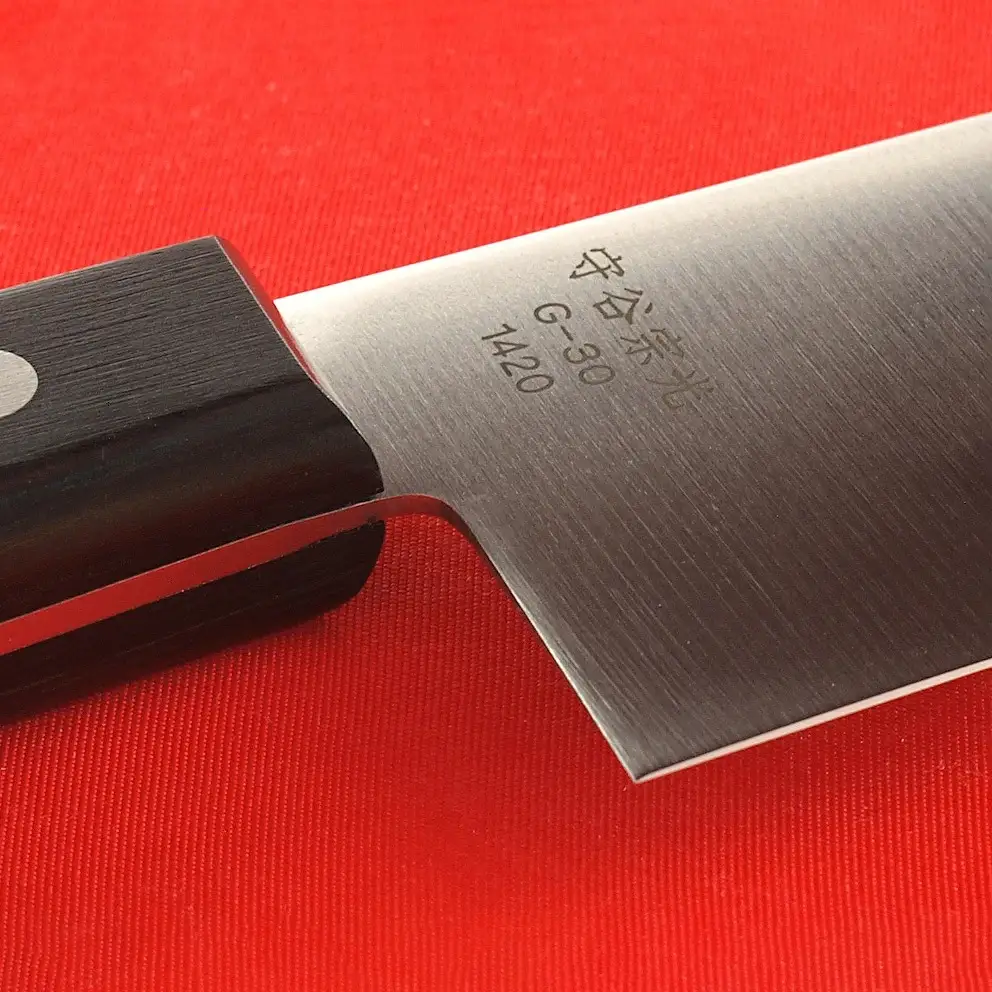 ヤスキハガネ製 三徳包丁（刃渡り18cm）【ヤスキハガネ 包丁 18cm 切れ味抜群 おしゃれ 高級 万能 錆びにくい 鋼 全鋼 キッチン用品 台所用品 料理 島根県 安来市】 【27-MM-04】