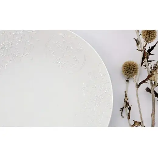 有田焼 白一珍間取り花唐草紋浅鉢 【深海三龍堂】 食器 中鉢 白磁 白い器 白い食器 器 陶磁器 シンプル おしゃれ いっちん 職人技 ay100