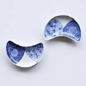 有田焼 三日月皿 2枚 セット【深海三龍堂】染付 花蛸唐草 手描き 菓子皿 小皿 銘々皿 豆皿 お皿 変形皿 おつまみ皿 食器 和食 ay109