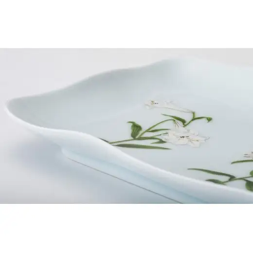 有田焼 白百合 スクエアトレイ【深川製磁】食器 器 うつわ 百合 ユリ 長角皿 スクエアプレート 和食器 白 ホワイト モダン 上品 aa072