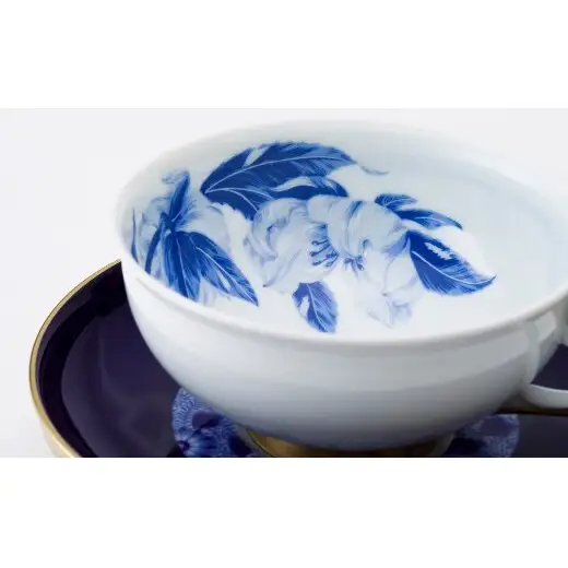 有田焼 オリエンタルブルー ペア紅茶碗皿【深川製磁】食器 器 うつわ 伝統工芸 染付 金 瑠璃 モダン クリスマスローズ 上品 おしゃれ ティータイム セット aa054