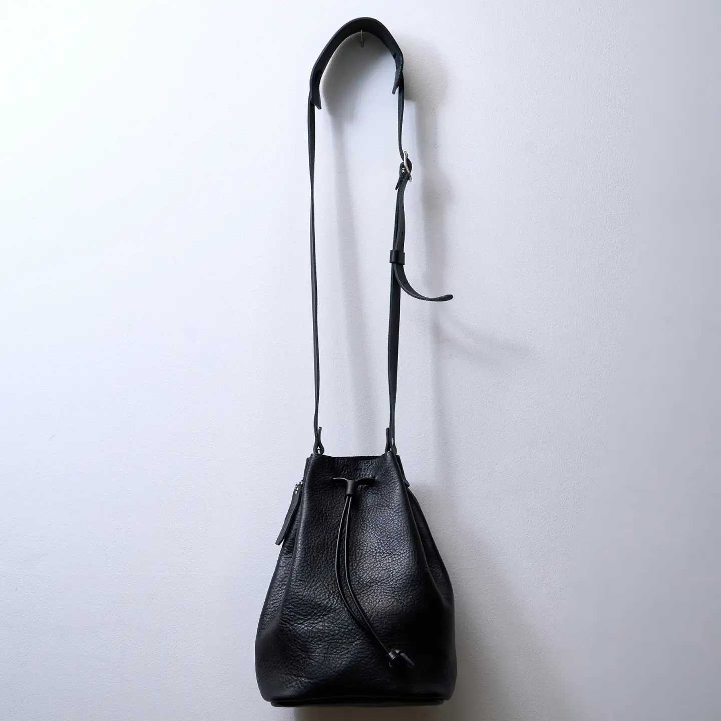 巾着ショルダーバッグM(ブラック) / レザー ショルダー ショルダーバッグ BAG bag バック バッグ 革 ギフト 巾着 きんちゃく / 諫早市 / 伊東製靴店[AHCN019]
