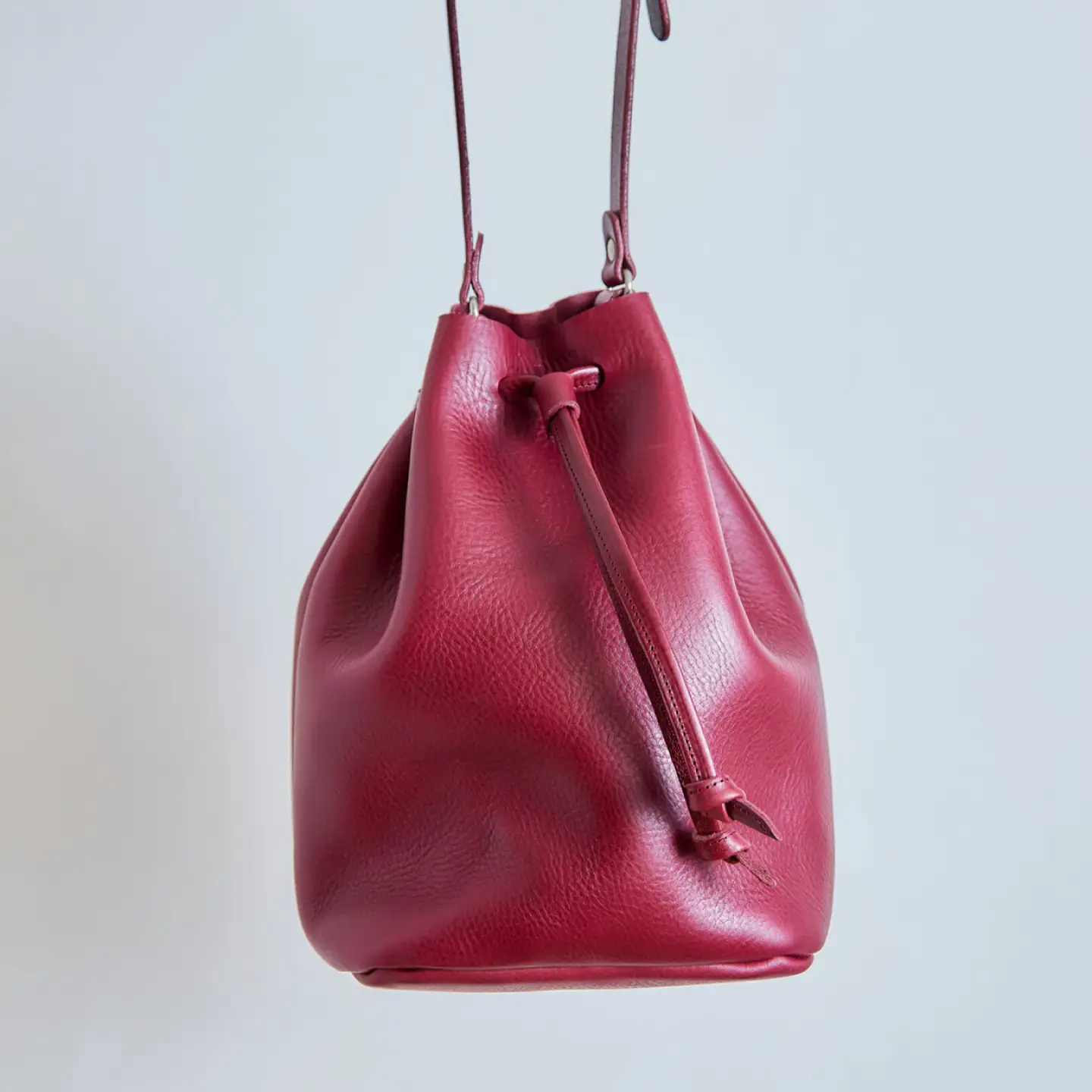 巾着ショルダーバッグS ワイン / レザー ショルダー ショルダーバッグ BAG bag バック バッグ 革 ギフト 巾着 きんちゃく / 諫早市 / 伊東製靴店[AHCN020]