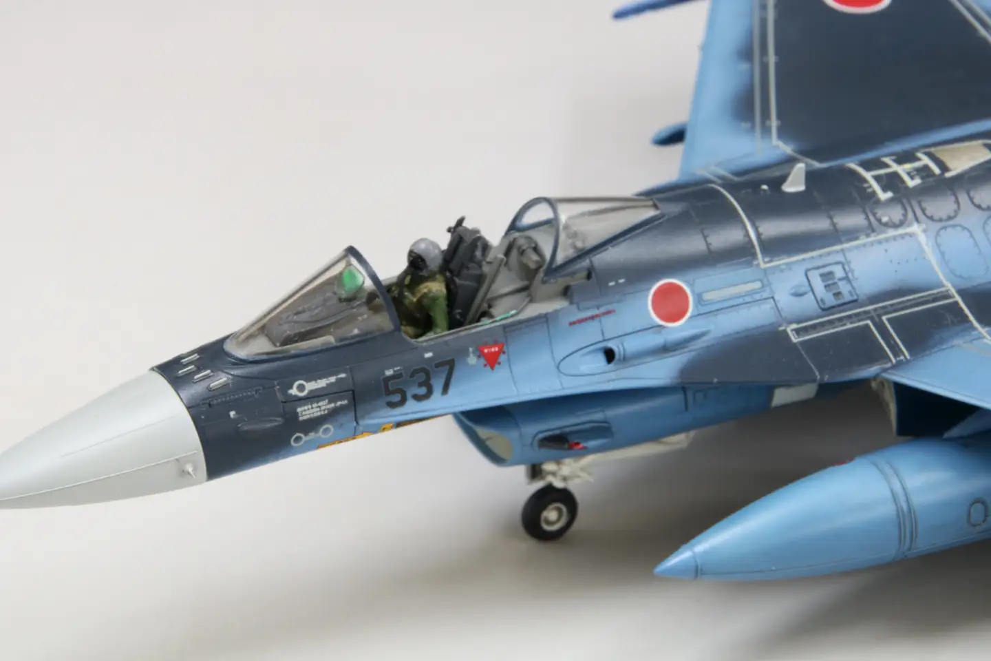 1/72スケール　プラモデル　航空自衛隊 F-2A戦闘機 (w/ パイロット)