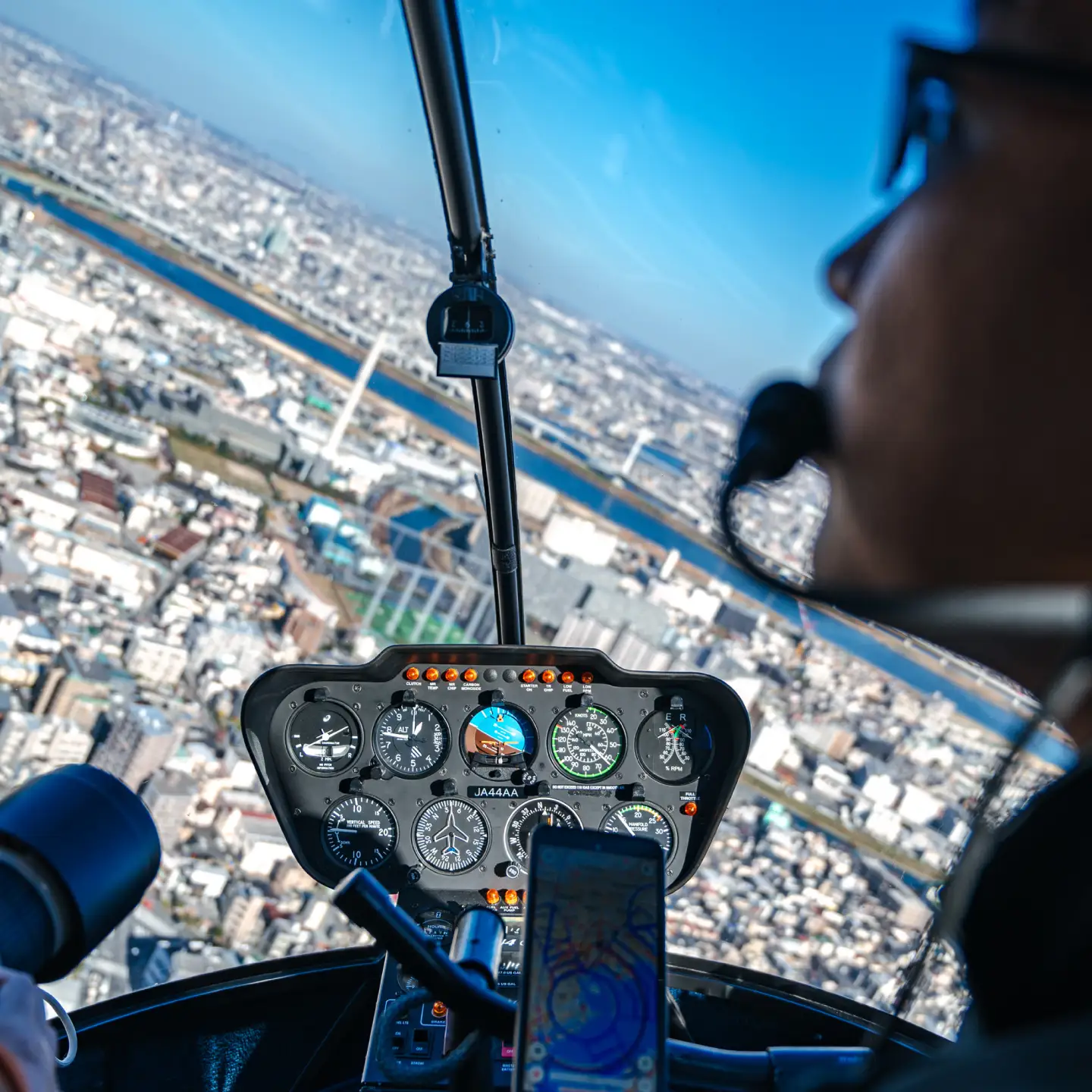 ヘリコプター遊覧10分 ギフトチケット1枚(1枚で3名まで搭乗可能)【株式会社AirX】[AKIQ001]
