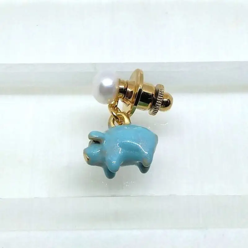 【ぶたに真珠】 真珠 約7.0mm ピンブローチ ぶた 水色 淡水本真珠 ボタン形 パール 7ミリ パールアクセサリー アクセサリー ブローチ ファッション カジュアル メンズ レディース オシャレ 豚 モチーフ ユーモア ユニーク ことわざ プレゼント お取り寄せ 伊勢志摩 ツジモト真珠 三重 伊勢 （2236）