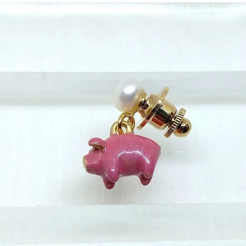 【ぶたに真珠】 真珠 約7.0mm ピンブローチ ぶた 赤 レッド 淡水本真珠 ボタン形 パール 7ミリ パールアクセサリー アクセサリー ブローチ ファッション カジュアル メンズ レディース オシャレ 豚 モチーフ ユーモア ユニーク ことわざ プレゼント お取り寄せ 伊勢志摩 ツジモト真珠 三重 伊勢 （2237）