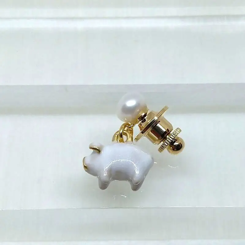 【ぶたに真珠】 真珠 約7.0mm ピンブローチ ぶた 白 ホワイト 淡水本真珠 ボタン形 パール 7ミリ パールアクセサリー アクセサリー ブローチ ファッション カジュアル メンズ レディース オシャレ 豚 モチーフ ユーモア ユニーク ことわざ プレゼント お取り寄せ 伊勢志摩 ツジモト真珠 三重 伊勢 （2238）