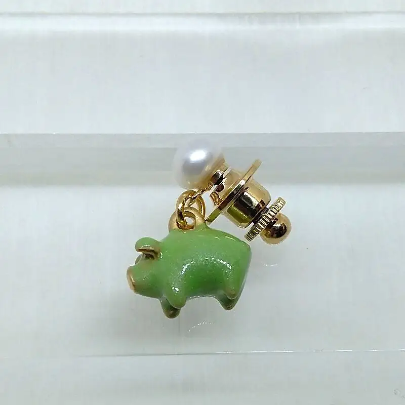 【ぶたに真珠】 真珠 約7.0mm ピンブローチ ぶた 緑 グリーン 淡水本真珠 ボタン形 パール 7ミリ パールアクセサリー アクセサリー ブローチ ファッション カジュアル メンズ レディース オシャレ 豚 モチーフ ユーモア ユニーク ことわざ プレゼント お取り寄せ 伊勢志摩 ツジモト真珠 三重 伊勢 （2239）