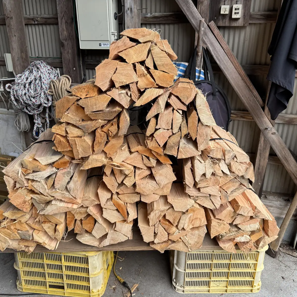 高知県産 乾燥薪 ヒノキ薪（樹皮なし）約9kg 長さ30～35cm｜煙が少なく着火しやすい 針葉樹 焚き付け キャンプ 焚き火 アウトドアに 国産薪