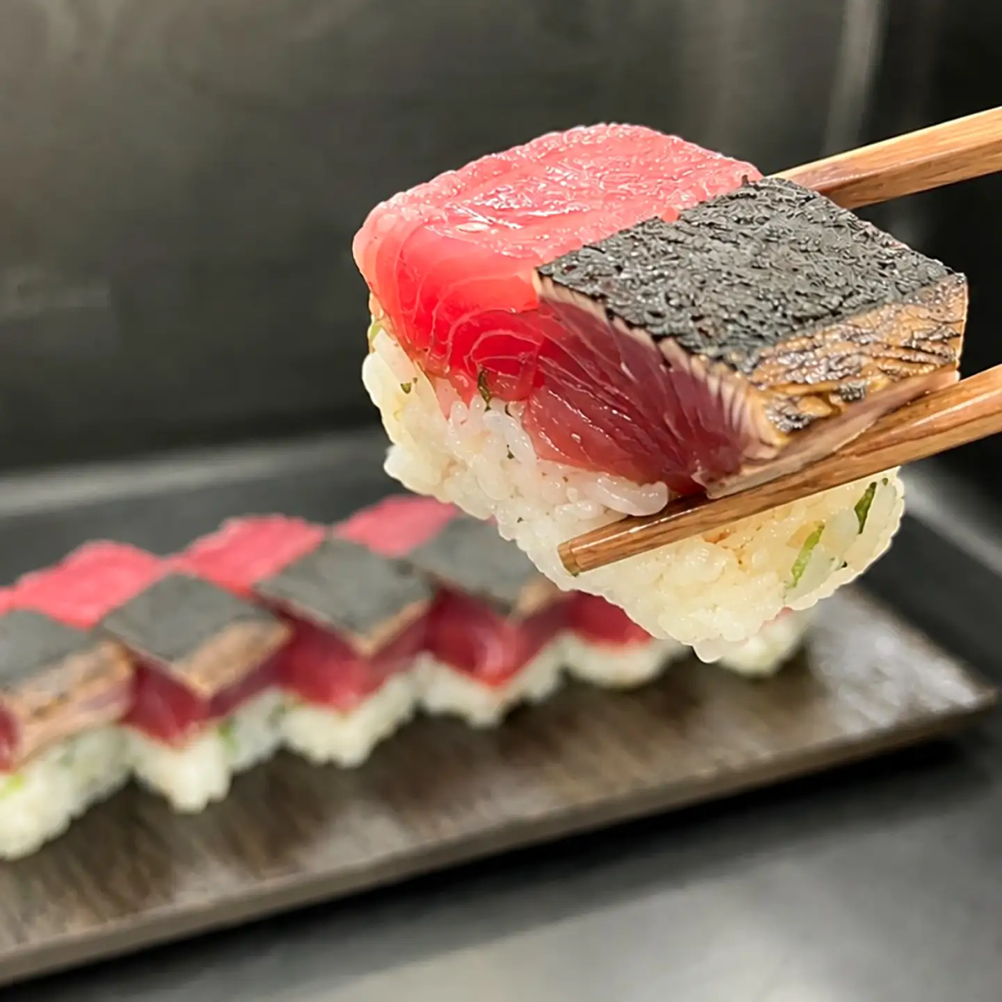 藁焼き鰹たたきの押寿し 1セット / 鰹 かつお カツオ 藁焼き 鰹のたたき たたき 寿司 押し寿司 寿司セット 魚介類 海鮮 グルメ 老舗 晩酌 おつまみ 高知 土佐市 惣菜 【クールよさこい食品】[BQDJ001]
