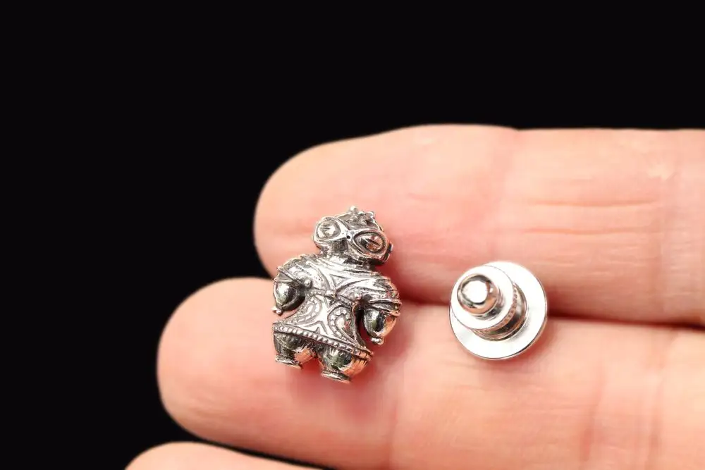 【縄文アクセサリーDo_goods】 SILVER925 初代 豆遮光器土偶のピンズ 659-672  [5839-2350]