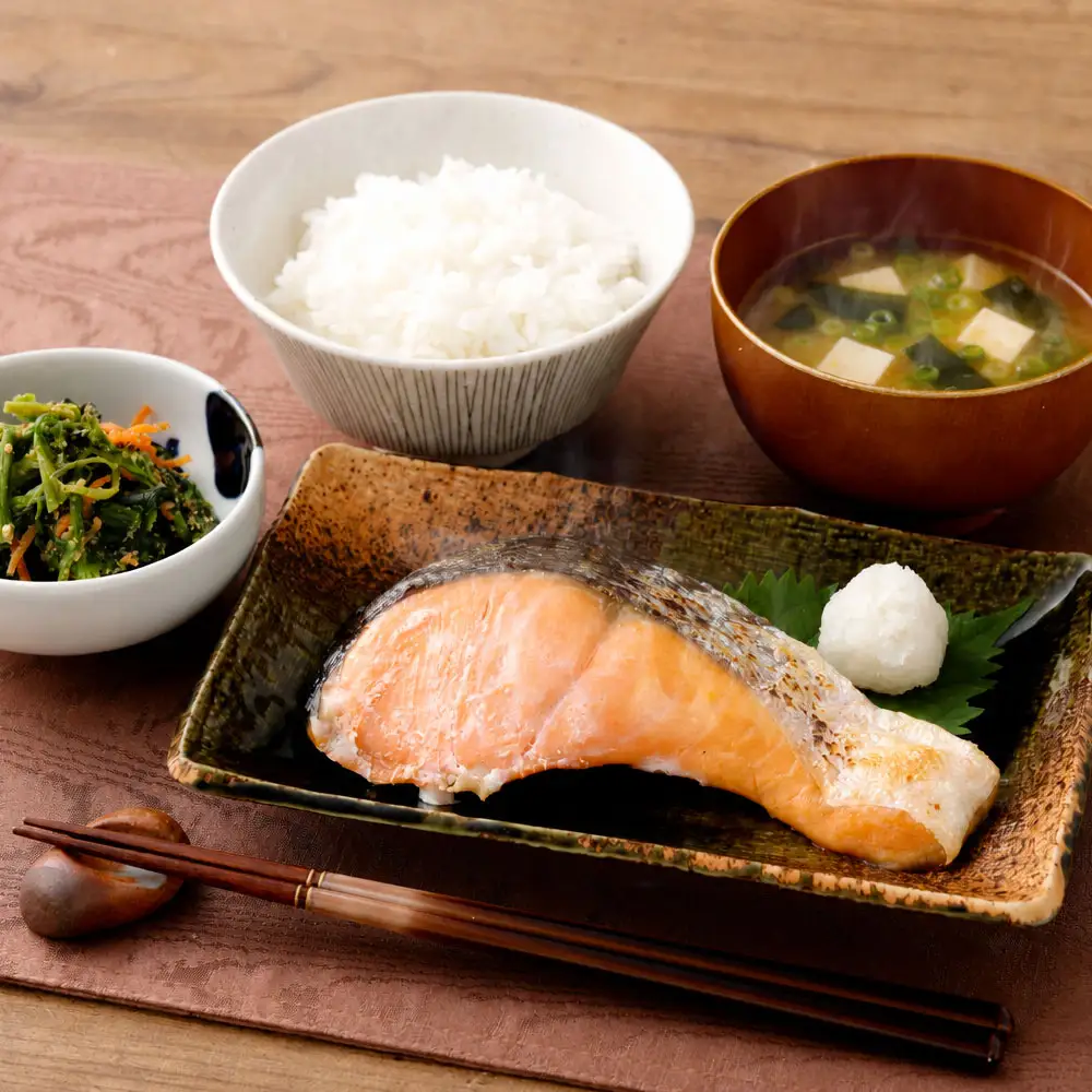 一級品プレミアム BIGサイズ一汐銀鮭切身 厚切り 8袋 （ 約1kg ） 1切ずつ真空個包装 鮭 シャケ 魚介類 海鮮 真空パック おかず おつまみ 晩酌 酒の肴 お惣菜 養殖 チリ産 プレミアムグレード 冷凍