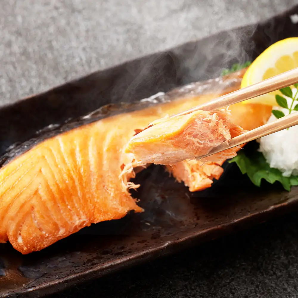 銀鮭塩焼き （ 約85g × 1個 ） 銀鮭 鮭 さけ サケ シャケ 魚 魚類 魚介 魚介類 塩焼き 惣菜 おかず おつまみ 晩酌 酒の肴 簡単 手軽 食べきりサイズ 時短 電子レンジ 冷凍