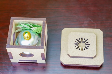 ＫＩＨＯの文鎮（ペーパーウエイト） 鏡【ＭＯＣＨＩ】 と 三方風収納台箱のセット H084-038