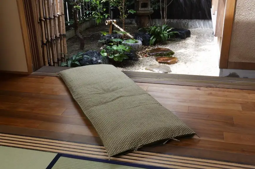 【 洛中高岡屋 】うたた寝にちょうどいい寛ぎのアイテム　カバータイプごろ寝敷きふとん（グリーン系）