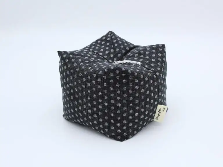 【 洛中高岡屋 】使い方がいろいろな寛ぎのアイテム さいころ枕（あられ黒）