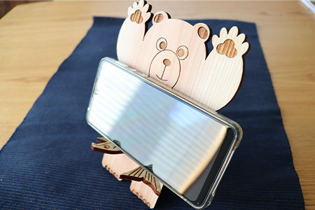 木頭杉のスマホスタンド（KUMA Fish）│徳島県 那賀町 木頭杉 スマホスタンド 木材活用 スマホ スマートフォン 持ち運び 自撮り ウェブ会議 ドラマ鑑賞 記録撮影 オフィス デスクワーク テレワーク 小物 携帯 雑貨 杉 おうち時間 NW-29