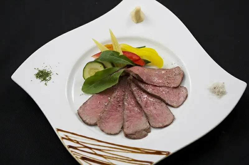 松阪牛 ローストビーフ （ 霜降り ） 80g×2 肉 牛 牛肉 和牛 ブランド牛 高級 国産 霜降り 冷凍 ふるさと 人気 丼 ソース タレ レシピ 簡単 F9