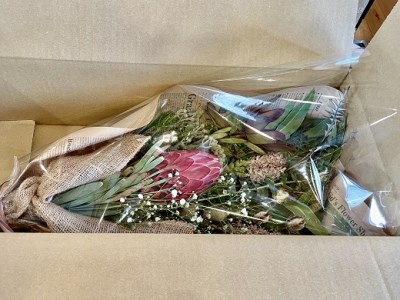 生花でお届け、自宅で簡単ドライフラワーに ユーカリとワイルドフラワーの花束　H143-017