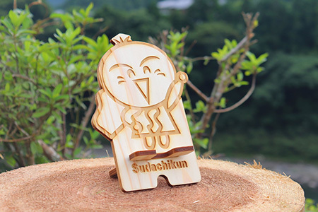 木頭杉のスマホスタンド（すだちくん）│徳島県 那賀町 木頭杉 スマホスタンド 木材活用 スマホ スマートフォン 持ち運び 自撮り ウェブ会議 ドラマ鑑賞 記録撮影 オフィス デスクワーク テレワーク 小物 携帯 雑貨 杉 おうち時間 NW-20-1