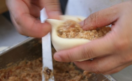 全日完売！入手困難の貴重な老麺肉まんが贅沢に12個入ったセット　【加工品・惣菜・冷凍・肉まん・肉マン】