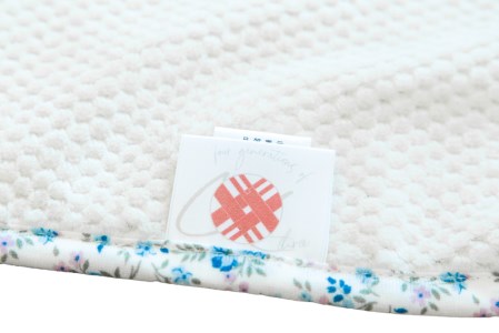 このなめらかさは職人の技！ポンチョにもなる2wayハーフブランケット (泉大津毛布) アイボリー×ブルー (花柄) [1756]
