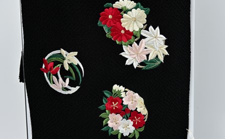 帯揚げ　黒地に赤・白・グリーンの花丸紋の刺繍　帯上げ　着物に 織物 ファッション 和装 式 篠原縫製