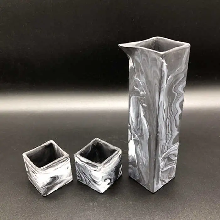 【美濃焼】likestone おうち呑みセット 【芳泉窯】【TOKI MINOYAKI返礼品】食器 徳利 おちょこ ぐい呑み ぐい飲み 冷酒 晩酌 酒器セット 大理石調 モノトーン おしゃれ かっこいい シンプル 陶器 うつわ ペア プレゼント ギフト 送料無料 [MBQ011]