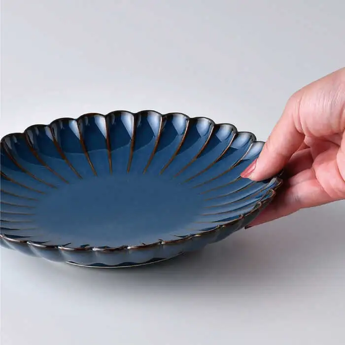 【波佐見焼】菊彫 7寸皿 プレート 白マット・ネイビー ペアセット 輪花皿 食器 皿 【洸琳窯】 [GE56] 波佐見焼