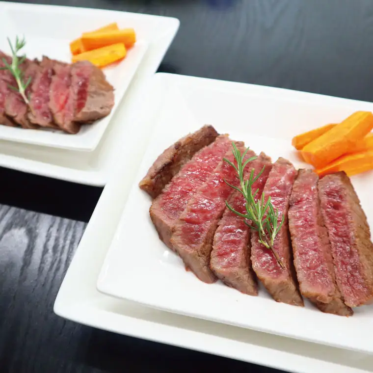 大切な記念日に♪ 松阪牛 モモステーキ と フラワーアレンジメント の セット 肉 牛 牛肉 和牛 ブランド牛 高級 国産 冷凍 ふるさと 人気 ステーキ 焼肉 赤身 ヘルシー やわらかい 濃厚 花 記念日 セット 別送 フラワー フラワーアレンジ プレゼント ギフト