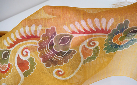 紅型ショール　インド唐草 フクギ【藤崎紅型工房】 伝統 工芸 名護 民芸 おみやげ 文化 びんがた 作品 沖縄 お土産 絹 染物 ギフト プレゼント 鮮やか 色合い 逸品 おすすめ 人気 贈答品