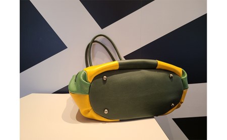 アボカドデザインのアートなレザートートバッグ ファッション カバン ラージ 牛革 パッチワーク ジェンダーレス ポケット ボトルホルダー 