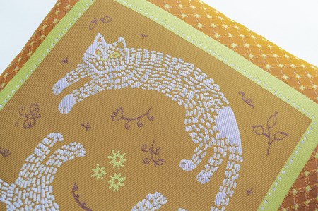 ギュッとしてホッとする小さなザブトン　ひるねのねこシリーズ (お庭のねこベージュ)