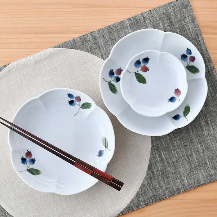 【波佐見焼】ブルーベリー 花型 プレート 大小 ペア セット 食器 皿 【松幸陶芸】 [HB48] 波佐見焼