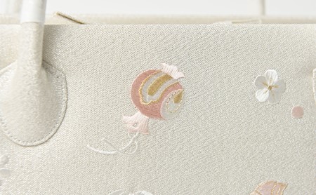 和装バッグ　シルバーのつづれ地に宝尽くしピンクの刺繍　お着物に　きもの　利休バッグ 小物 お茶会 正絹 成人式 パーティ セレモニー 入学 入園 卒業 卒園 結婚式 篠原縫製