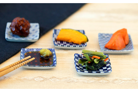 【美濃焼】藍色和柄 正方形 小皿 5柄 セット ギフトボックス入り【敏山窯】食器 豆皿 プレート 醤油皿 薬味皿 おつまみ皿 おばんざい シンプル 和風 伝統柄 おしゃれ ギフト プレゼント 贈り物 レンジ対応 食洗機対応 送料無料 [MEU001]
