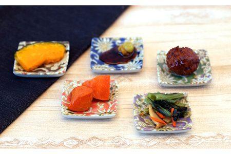 【美濃焼】牡丹唐草 正方形 小皿 5色 セット ギフトボックス入り【敏山窯】食器 豆皿 プレート 醤油皿 薬味皿 おつまみ皿 おばんざい シンプル 和風 伝統柄 おしゃれ ギフト プレゼント 贈り物 レンジ対応 食洗機対応 送料無料 [MEU002]