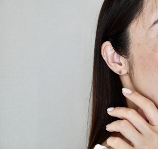 【ジュエリー】K10 イエローゴールド ルビー クローバー ピアス 保証書付 NXE-306