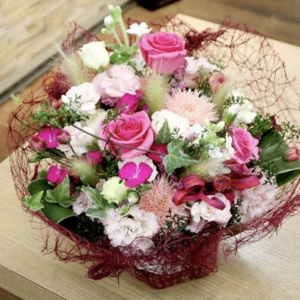 季節のフラワーアレンジメント Mサイズ 6回 定期便 6ヶ月 花 生花 フラワー ギフト プレゼント 贈り物 お祝い 記念日 誕生日 母の日 敬老の日 インテリア 雑貨 飾り おしゃれ 華やか かわいい 季節の花 アレンジメント ブーケ 癒し 岩手県 盛岡市 東北 岩手 盛岡 有限会社田村フローリスト