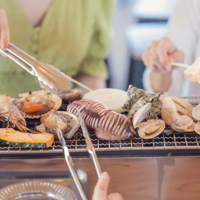 【鴨川の食体験】Kamogawa SEASIDE BASE「浜の食堂」浜焼き利用券 ２人前 《有効期限1年》《2週間以内に発送》《配送指定OK》浜焼き体験 魚介焼き 海鮮焼き BBQ 魚介バーベキュー さざえ ほたて いか えび はまぐり 焼きたて 海沿いグルメ テラス席 鴨川グルメ [正和物産][0018-0027]