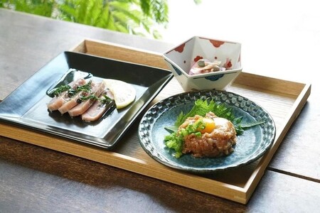本漆の伝統金継ぎ 体験と「 うどんはるかぜ 」 まぐろづくし お食事券チケット【 金継ぎ皿付き 】 M102-002-01 チケット 体験