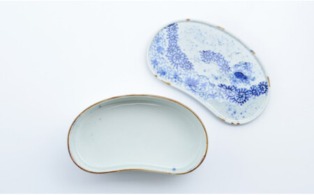 有田焼 唐草変り まゆ型陶箱【まるぶん】食器 器 うつわ 磁器 和食器 陶箱 お弁当箱 お正月 お祝い膳 ハレの日 お祝い 染付 青 食洗機対応 A40-383
