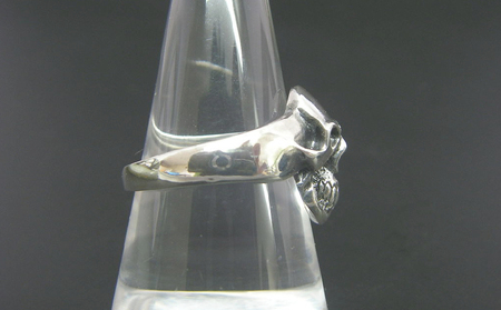 Small skull ring スモール スカル リング ｜ 指輪 小ぶり で さりげなく 身に着ける ことができる スカル 初心者 に おすすめな 一品 です シルバー アクセサリー 髑髏 モチーフ 925 選べる サイズ プレゼント 年末年始 お中元 お歳暮 内祝い 快気祝い