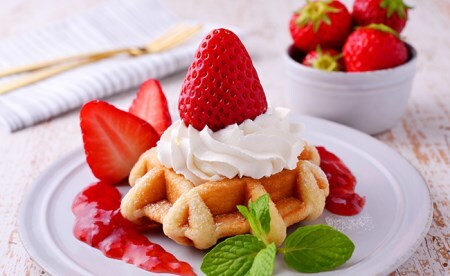 【先行予約】 四季成りいちご 2種食べ比べ 400g ( 200g × 2パック ) 品種おまかせ 〈 なつあかり 信大BS8-9 夏の輝 夏のしずく すずあかね 〉【 詰め合わせ ギフト イチゴ 苺 ストロベリー フルーツ 岩手 陸前高田 リアスターファーム 】 RT877