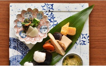 有田焼 文青 菊形小皿 3枚セット【まるぶんオリジナル】食器 器 うつわ 磁器 陶磁器 和食器 取皿 小皿 豆皿 菊 染付 赤絵 初期伊万里 お正月 ハレの日 赤 青 電子レンジ対応 A35-339