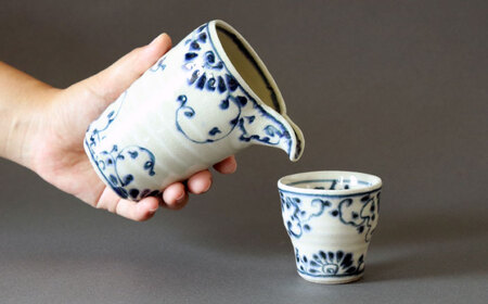 【美濃焼】安南 手描き 酒器セット（酒器＆盃2客） 【宗山窯】食器 片口 ぐい呑み カップ コップ 日本酒 晩酌 ペア 夫婦 カップル ブルー 青 花柄 植物柄 陶器 レンジ対応 食洗機対応 送料無料 [MBI046]