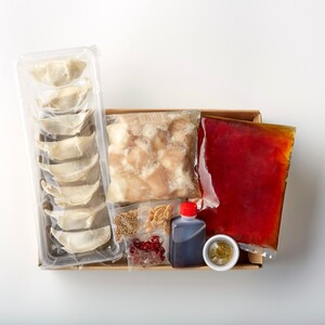 ぶどうの樹　九州産★和牛マル腸　もつ鍋（炊き餃子付き）あごだし醤油 （3～4人前）【066-0001】