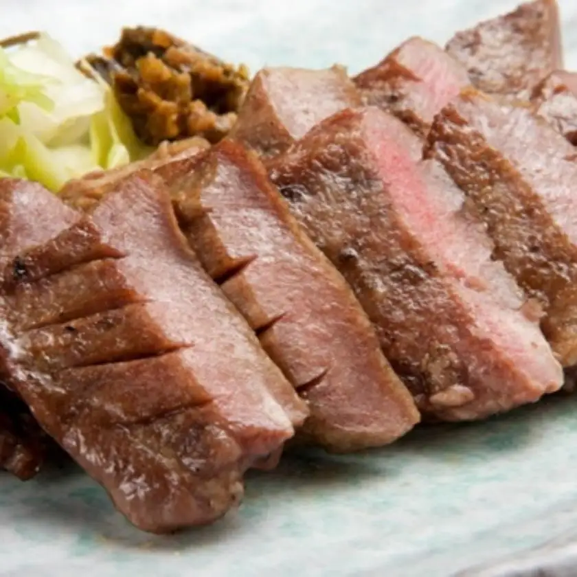 牛タンの美味しさの新境地。ごまの風味と香りの厚切り牛タン900g　試行錯誤でたどりついた、この味付け！牛タン タン肉 厚切り 胡麻油 ごま油 ゴマ油 焼肉 焼き肉 切り落とし カット済み お取り寄せ タン先 タン中 タン元 簡単料理 キャンプ 人気 厚切り牛タン 牛たん 焼き肉牛タン 焼肉牛タン ごま風味 ゴマ風味 胡麻風味 BBQ